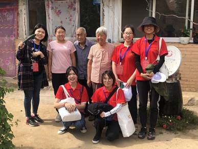 说明: 9.团队成员与东福田村村民合影 李嘉仪摄 (1)
